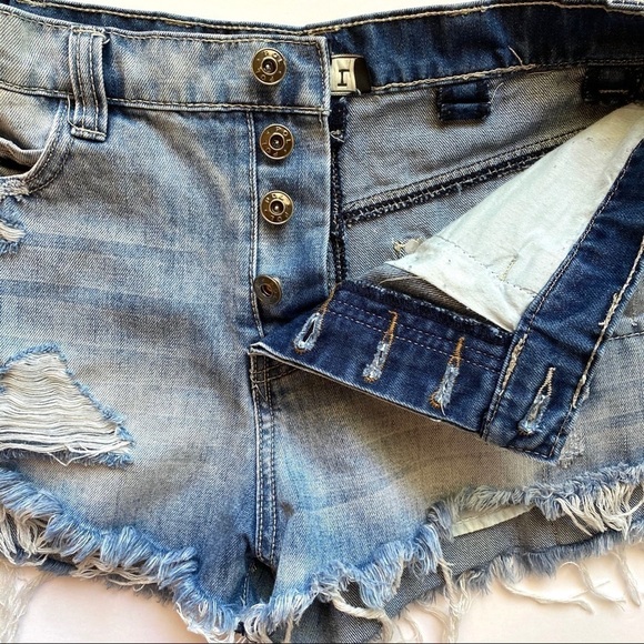 POL Evie Distressed Denim Patch Shorts Small - Picture 3 of 6